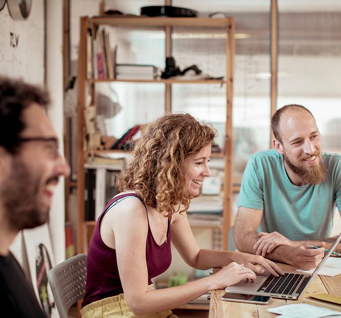 Ein Team arbeitet zusammen an KI-Projekten
